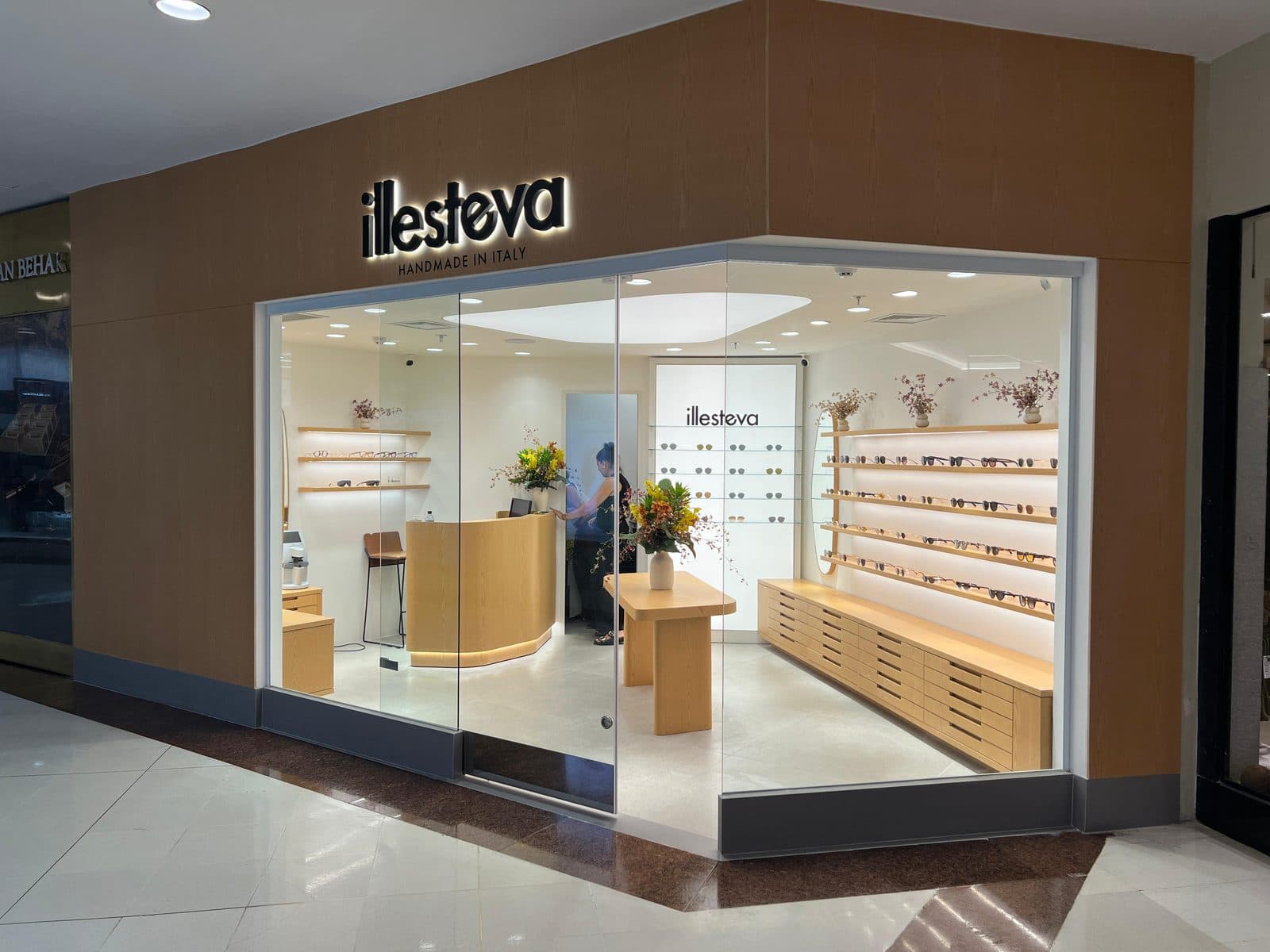 Fachada da loja Illesteva no Shopping Iguatemi São Paulo
