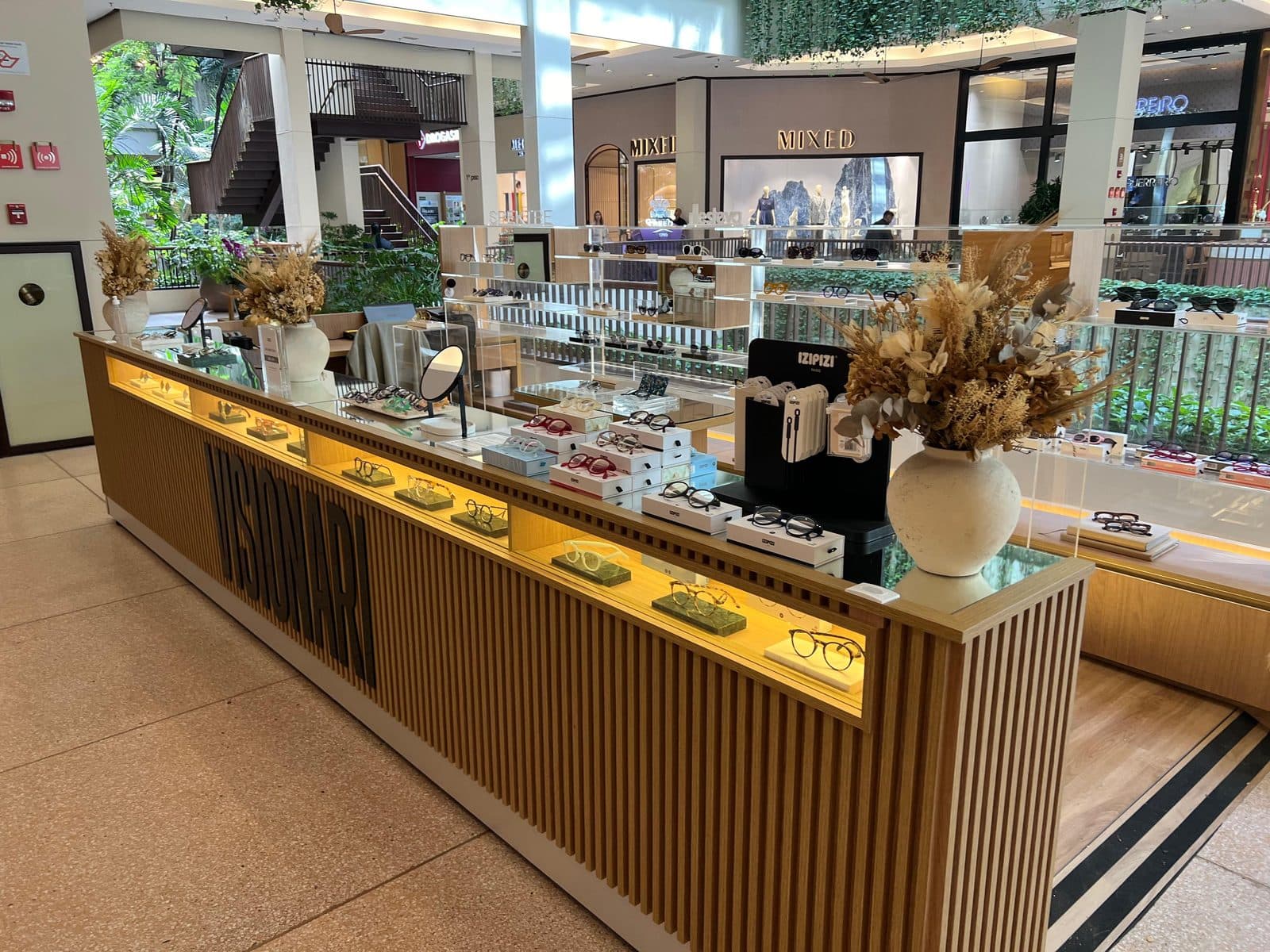Balcão da loja Visionari no Shopping Cidade Jardim, com óculos em exposição